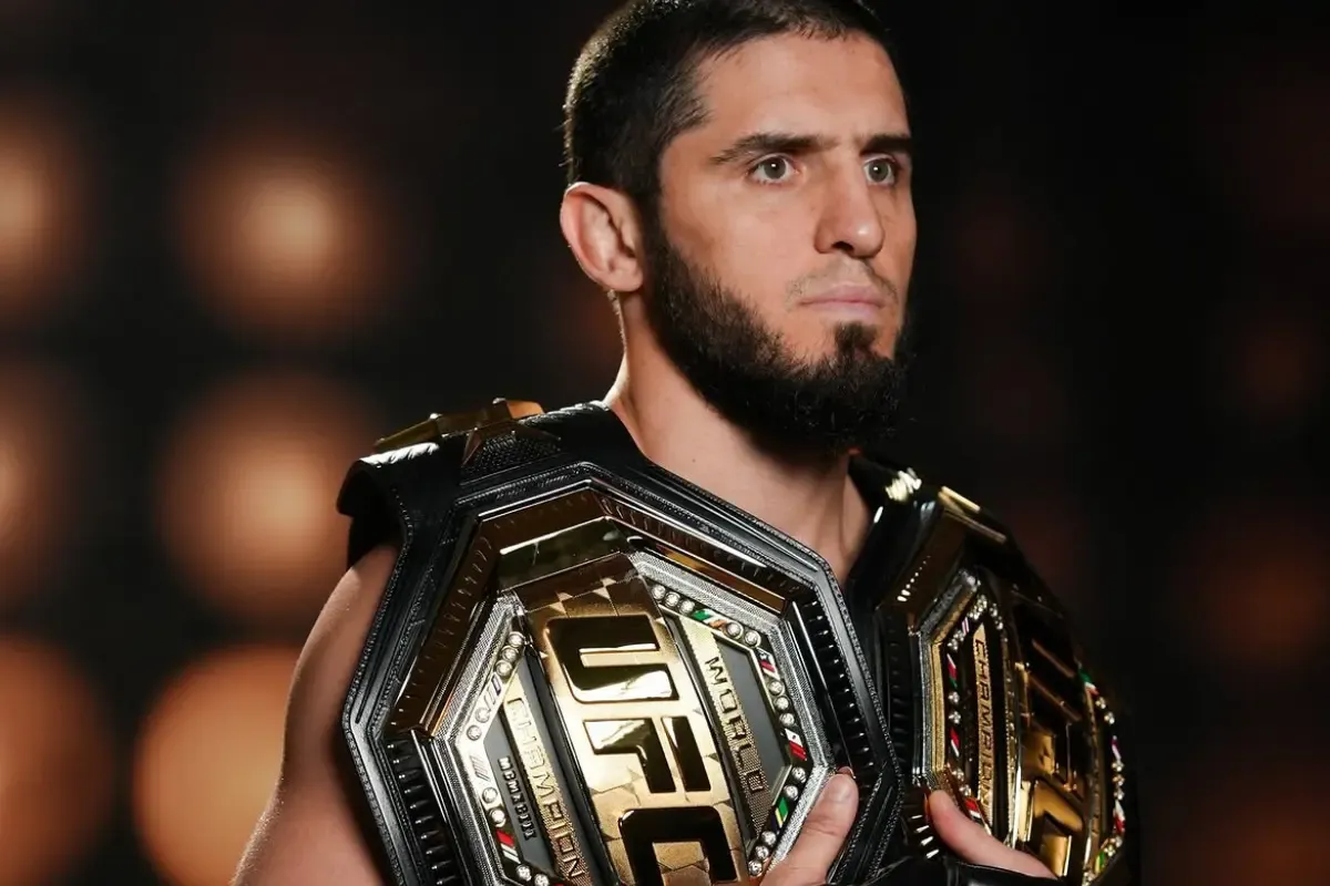 Islam Makhachev Surpreende e Aponta Carlos Prates como Próximo Desafiante ao Cinturão do UFC Após Vitória no UFC 330