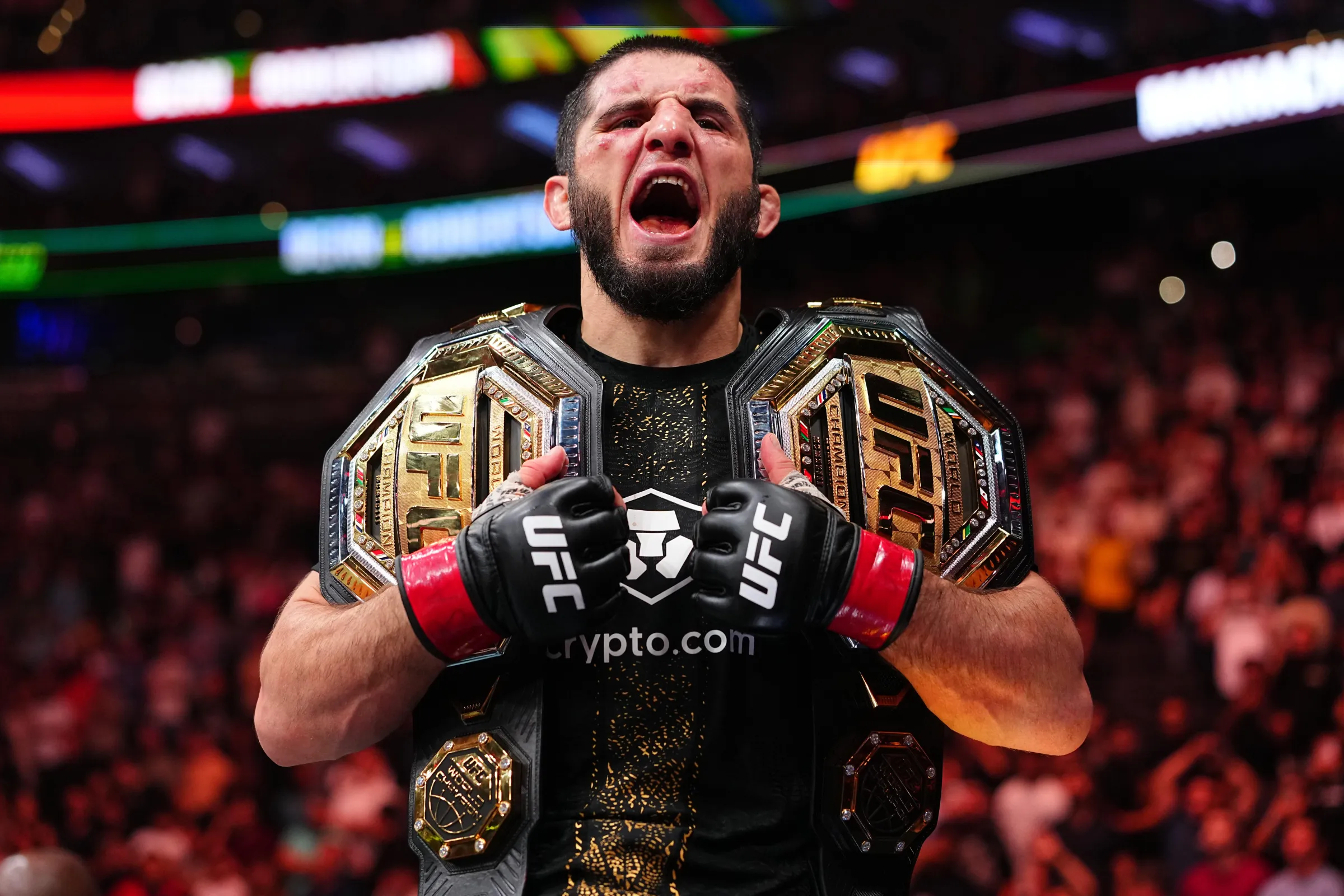 Polêmica no UFC: Max Holloway Questiona Islam Makhachev por Exibir Dois Cinturões Simultaneamente, Gerando Debate Intenso