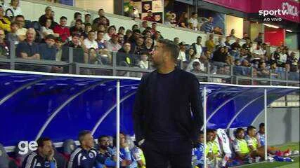 Clima esquentou! Artur Jorge discute com torcida e membro da comissão do Bragantino; assista