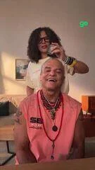 Colombiano Carlos Valderrama raspa a famosa cabeleira que marcou época no futebol sul-americano