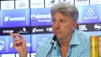 Renato faz churrasco com jogadores do Grêmio no CT Luiz Carvalho
