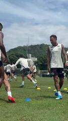 “Tá pensando que o velhinho é lento?”: Neymar brinca com Rodinei em treino do Santos