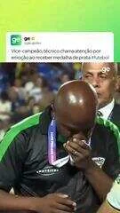 Técnico que já estagiou com Guardiola se emociona ao receber medalha de prata em SP; vídeo