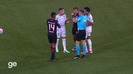 Athletico sofre com instabilidade defensiva na reta final da Série A