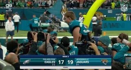 NFL: conheça o quarterback dos Eagles que substitui Jalen Hurts e usa bandeira do Brasil no capacete