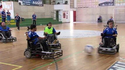 Bola maior e limite de velocidade: entenda regras e desafios do Brasil no futebol em cadeira de rodas