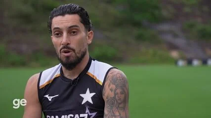 Alex Telles explica como bola parada virou trunfo e diversifica gols pelo Botafogo em 2026: “Não tenho gol feio”