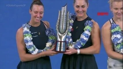 Luisa Stefani e Dabrowski viram sobre australianas e avançam à final do WTA 500 de Tóquio