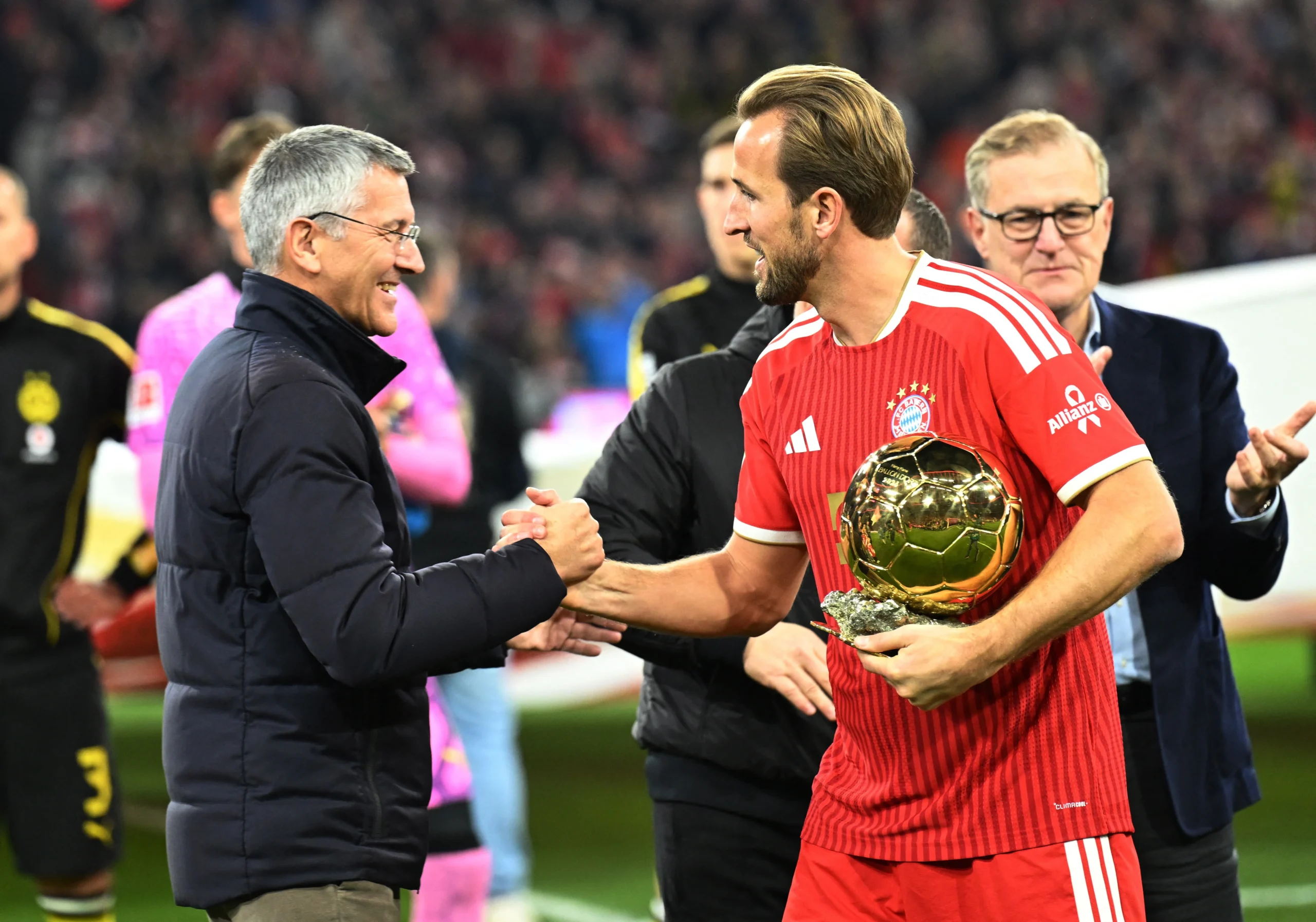 Harry Kane apresenta a Bola de Ouro à torcida do Bayern de Munique antes de clássico alemão